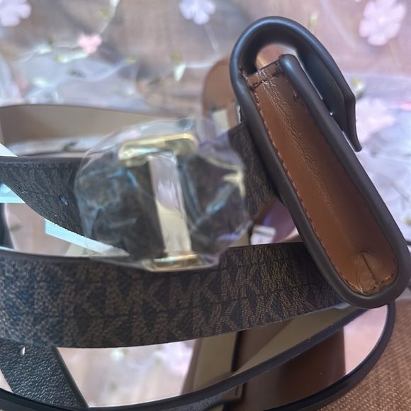 Michael Kors Leather L/XL Crossbody/Belt with 2 Removable Mini Pouches - Picture 4 of 5